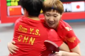 刘国梁拥抱女团庆祝夺冠，莎莎主动搂着曼昱，三朵金花有爱互动太暖心。#孙颖莎 #王曼昱 #陈梦视频封面