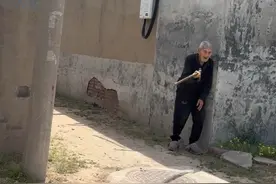 这就是爷爷的爱，不管刮风下雨还是下雪，甚至生病都要送孙女到路口！#狗妞 #记录真实生活视频封面