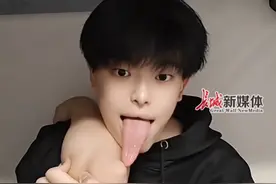 4月12日，河北邯郸。男子舌头奇长，能舔到胳膊肘和鼻尖，吉尼斯邀请他挑战全球舌头最长的人。“自测13厘米 可能源于后天锻炼”#吉尼斯纪录 #舌头视频封面