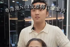 61岁姐姐被老公带来改造！我直接把「61岁」剪成「16岁少女感」，粉红造型一出，老公瞬间危机感爆棚笑不出来！大哥苦笑摇头的样子太真实！首次公开5D光影染发，看治愈系刀工如何让婚姻「重启心动模式」，所有女人看了都想冲去改造——大哥们，准备好迎接老婆的颜值碾压了吗？分享给你的好姐妹一起来看看！#剪发#染发#烫发#发型推荐#减龄发型