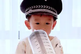 二蛋叔叔说不听话的小孩就要用打针筒挠脚心 #挠脚心 #挠脚心的搞笑场面 #挠脚心爆笑少儿 #挠脚心对身体有什么好处 #挠痒痒视频封面