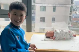 第一次坐月子，是婆婆一手照顾，那本厚厚的月子食谱见证了她的用心；这次月嫂来了，婆婆变身小助理，那种如释重负的轻松，同样是来自婆婆和奶奶的责任感。 #小玉一家人 #婆媳相处 #婆婆也是妈 #坐月子 #好婆婆和好媳妇是相互的视频封面