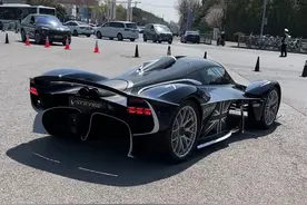 刚来到上海F1就遇到了阿斯顿马丁女武神！这声浪有一说一，有点独特啊！#阿斯顿马丁女武神 #上海F1 #抖音汽车 #dou是好车 #上海视频封面