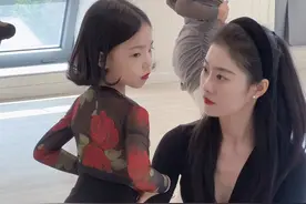 6岁奶凶奶凶的女儿学拉丁💃 #拉丁舞 #舞蹈课堂随拍 #国标女孩 #人类幼崽 #爱跳舞的小姑娘视频封面