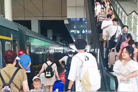 重庆北站（绿皮火车进站乘车）#火车站 #绿皮火车 #铁道线上的中国 #内容启发搜索 #重庆北站视频封面