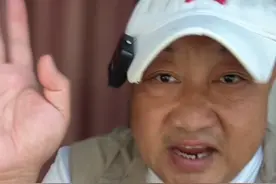 浙江嘉兴快递小哥抹脖子的事儿，看得我是心惊肉跳#社会百态 #快递小哥 #内容太过真实 #吃货冲哥 #日常分享