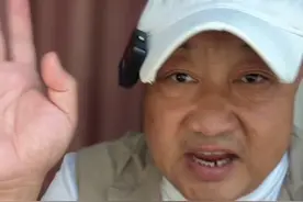 浙江嘉兴快递小哥抹脖子的事儿，看得我是心惊肉跳#社会百态 #快递小哥 #内容太过真实 #吃货冲哥 #日常分享视频封面