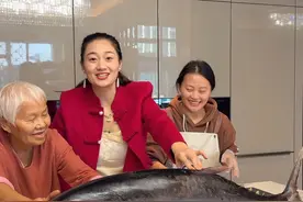 19岁 女保姆 80斤 金枪鱼 做 十菜一汤 今天订了条80斤重的蓝鳍金枪鱼，小红用这条鱼做了十菜一汤，很好吃。#抖音美食推荐官 #美食 #记录真实生活 #日常vlog #美食vlog视频封面