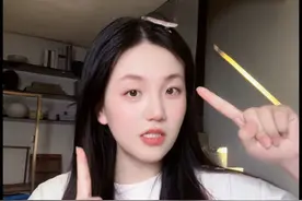 抱紧娃娃看故事啦 该说不说很羡慕180的爱情故事#细思极恐 #玩偶 #奕多多多视频封面