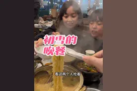 下雪天我们吃什么呢？ #中韩宝宝 #韩国生活 #韩国初雪 #韩国料理烤肉 #韩国美食视频封面