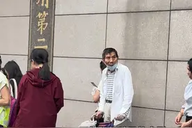 #80岁爷爷推着轮椅来看孙子高考 不要慌，爷爷在！#2025年高考首日 #2025杭州爱心助考视频封面