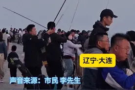 近海刀鱼扎堆，大连开发区海滨公园岸边钓客们比肩接踵，收获满满。#大连#刀鱼 #钓鱼