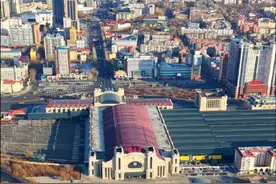 从哈站南广场飞到海城桥，然后飞到北广场，俯瞰松花江畔道里道外南岗。 #哈尔滨 #松花江 #哈站#这是我爱的哈尔滨 #我爱你中国  @抖音短视频