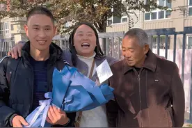 当兵16年的弟弟今天退伍，姐姐捧着鲜花带上全家人迎接，终于等到一家人的团聚时刻！