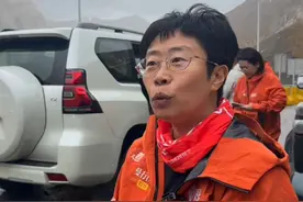 独库公路下雪啦～在初秋和天山雪花撞个满怀#道中华边疆行 #曼行国道 #独库公路 #大有学问 #旅行推荐官视频封面