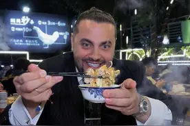 吃上汕头的土鸡火锅了，真是people mountain people sea！#TC在中国 #再吃一顿告别春节假期 #新春吃喝玩乐节 #这就巳年味儿