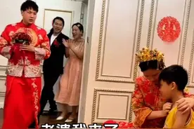 二婚妈妈今日即将远嫁，忍痛和孩子做最后的分别，新郎转身这一抱，抱出了男人的担当，爱她就要包容她的一切！网友：这次新娘嫁对人了！#新婚现场 #好男人 #祝福一对新人喜结良缘视频封面