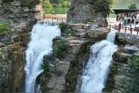 窟窿山，山西版的“小三亚”，无门票无停车费，景美人少水质清澈，是嬉水、溜娃、游泳、划船、露营、野餐、休闲度假的好地方，直接导航山西阳城窟窿山即可到达，路线分享:高速后济阳路前往，一路畅通，三龙瀑~ 窟窿山~蟒西线~寺沟(阳城太行一号公路，路过卧龙湾)~对桥村(观景台)~横河骑行小镇~劝头村(免费红砂岭)#玩水的好去处#来山西开启夏日逃离计划 #旅行推荐官 #美不美你说了算 #瀑布