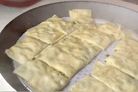 今天做了一锅死面葱花饼，再配上鸡蛋蒜，你一顿能吃几个##家乡的味道 #死面饼 #面食分享