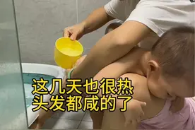 三天了，给兄弟俩好好的洗了个热水澡，身上泥很厚搓了好久#双胞胎 #记录真实生活 #带娃 #人类幼崽 #宝妈视频封面