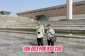 和爸妈参观洛阳博物馆，游客很多需要提前预约，金丝楠木塔壮观