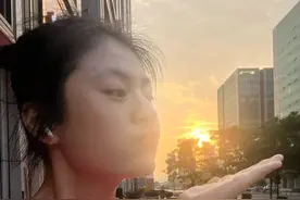 你见过那个4点半晨跑的女孩吗 大学时候6点起床都要发个朋友圈夸夸自己 没想到一晃十年过去了，我竟然变成了这幅“自律”的模样 #运动女孩 #大汗淋漓的感觉 #努力成为更好的自己 #自律的顶端就是享受孤独 #1124酱