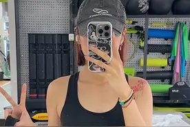当我想把🏋️‍♀️健身照拍得很高级…（自拍篇） 健身打卡照怎么拍出高级博主感❓这次的三个动作又简单又好学，拆分动作拿走不谢～正在减肥的姐妹评论区记得交作业❗️#女生拍照  #一学就会系列 #拍照姿势 #简单易学#健身拍照两不误视频封面