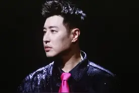 潘玮柏下颌线越来越明显了！自曝在成都这几天又瘦了2公斤，还催促粉丝多拍照片：好景不常在啊~视频封面