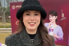 到底是谁在唯怡开门红活动现场看到赵露思了！ #内容过于真实 #闺蜜 #赵露思唯怡开门红 #赵露思官宣公益基金