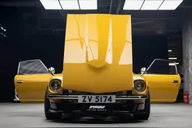 恶魔Z 日产240Z 1971年 恶魔Z 日产240Z 1971年  日产240Z（Nissan 240Z），又被称为“恶魔Z”，是日本汽车文化中最具传奇色彩的跑车之一。它的名声主要来源于漫画《湾岸Midnight》（湾岸午夜），其中的“恶魔Z”是一辆改装过的S30 240Z，因其超乎常理的速度和危险的特性而闻名。  车型历史与背景  日产240Z（代号S30）于1969年首次推出，是日产Fairlady Z系列的开山之作，主要面向北美市场。它搭载2.4L直列六缸L24发动机，最大输出151马力，匹配4速或5速手动变速箱，以及后轮驱动布局。这款车凭借流线型外观、轻量化车身和出色的操控性，在全球范围内取得了巨大成功，被誉为“日本的E-Type”。  “恶魔Z”的传奇  在《湾岸Midnight》中，主角所驾驶的“恶魔Z”是一辆经过极限改装的240Z，搭载了一台高度强化的L28改涡轮增压引擎，最大马力超过600匹。这辆车以超凡的加速性能和不稳定的操控性著称，据说它的每一任车主都因难以驾驭而遭遇事故。主角拓海（高桥启介）在一次机缘巧合下获得了这辆车，并经过不断磨练，最终征服了这台“恶魔”。  文化影响  “恶魔Z”不仅是漫画迷心中的神车，也成为现实车迷竞相复刻的对象。许多改装爱好者基于S30 240Z进行深度改造，包括更换RB26、2JZ等更强劲的发动机，安装宽体套件、竞技悬挂等，使其拥有现代性能的同时，保留经典外观。如今，日产240Z在全球经典车市场的价值不断攀升，尤其是那些保存完好的原厂版本，更是收藏家的珍宝。  结语  日产240Z不仅是日本跑车历史上的一颗璀璨明星，更因“恶魔Z”的传奇故事成为一代车迷的梦想之车。无论是作为经典收藏，还是极限改装的基底，它依然是速度与激情的象征，在车坛上书写着属于自己的神话。 #jdm #恶魔Z #240Z #1981motorsport