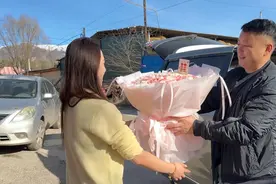 新疆小伙订婚，带着四色礼，女方鸡鱼牛羊摆了满满一桌，紧张激动