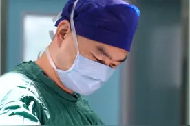 腰突微创手术后多久能上班 躺够第一个月的复发高峰期，慢慢恢复后就可以正常上班了，但还是需要注意不要久坐久站等。#腰椎间盘突出 #腰突微创手术 #协和脊柱陈超 #硬核健康科普行动视频封面