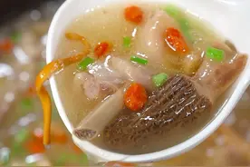 炖鸡汤不要直接下锅就炖，这样炖的鸡汤鲜美又好喝！#鸡汤 #煲汤 #为你煲汤