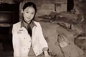 东莞新东泰水蛇姐！曾经东坑巾帼不让须眉，人称女中诸葛的水蛇姐，当时她琴棋书画，诗词歌赋，样样精通，她说金钱如粪土，情谊值千金！重情义这块这么多年她做到了，如今她说过去的事就不要再提了！真的，没骗你视频封面