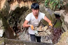 改造山泉水第三天，今天又继续把山泉水面里又加宽一点也把地面搓平了#记录真实生活 #我的乡村生活 #新农人计划2024 #每天都记录我的农村真实生活日常 #支持三农扶持三农发展视频封面