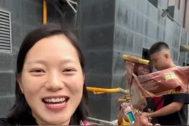 妹妹出生9个月被差别对待，成天在家里乱爬没人管视频封面