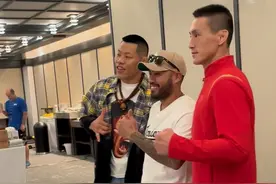 格斗周一切顺利！#UFC305视频封面