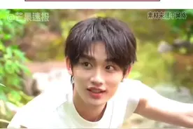 #丁程鑫 刷到一位粉丝之前在迪士尼偶遇丁程鑫的经历，粉丝怕打扰到嘀嘀咕咕，特意坐在离他三米远的地方看着他，又在烟花开始前默默走开！好温柔的粉丝，我说追星女的爱意无解！视频封面