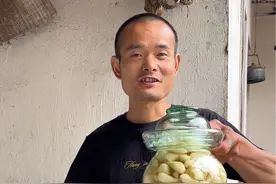 两种口味藠头做法简单只需时间沉淀 用藠头做了两个口味，一个水晶藠头，一个剁椒藠头，做法简单，快来一起做点尝尝味道#藠头腌制方法 #藠头菜的家常做法 #藠头的做法  #水晶藠头 #剁椒藠头