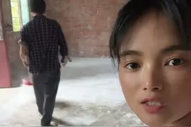 有的放薄膜，有的放纸，我们就撒石灰就行了，石灰防潮杀菌。#养蚕日记#天气热又能怎  #农村创业养殖#养蚕西思 @美的空调视频封面