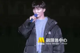 周深伦敦演唱会取消后现身致歉 #周深伦敦演唱会取消后现身致歉 #周深 因身体原因不得不取消伦敦演唱会，但公布退票方案后依然亲自来到现场歉意。@卡布叻_周深 数度泪洒舞台表示“好像除了说对不起没办法做其他事情。”如约而至的全球粉丝给了他极大的鼓励与支持，“双向奔赴”让这个夜晚充满温暖与力量。天有时候真的会黑，但一定会再亮的！遗憾是为了更好的相见，期待深深早日康复，下次更快乐更大声地一起唱歌！#周深泪洒伦敦演唱会现场#视频封面