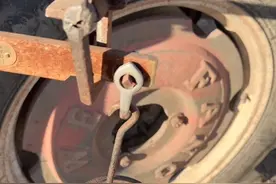 大家在卖粮的时候一定要注意大称上的猫猫要不白辛苦一年#专业的事交给专业的人 #大马力拖拉机改装 #拆车件原装原版 #抖音记录修理工的日常视频封面