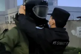 退伍老兵发现一枚炮弹，特警大队长身着排爆服将其安全转移。#炮弹 #无畏