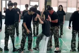 伤员：给我粘成小夫了 #猜猜我拍的是什么视频封面