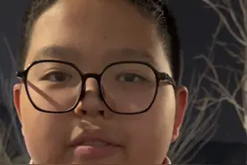 今天接豆放学，豆要请妈妈吃学校门口的淀粉肠，他总是把自己感觉最好吃的东西给妈妈分享，虽然妈妈情绪不稳定，我也在努力做好一个不扫兴的妈妈，我能感觉出来，豆比我还努力，做一个疼妈妈的好孩子