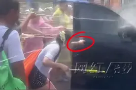 近日，云南泼水节，一辆理想汽车被众人泼水引发关注，车辆被人群围住，一女子呼喊“理想打开车门”，车门随后开启，群众纷纷朝车内喷水。目前，车门开启原因存疑，理想方面已回应正在跟进调查。