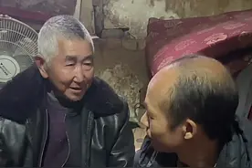 给二老拜年，差点吆不到台了😀#农村搞笑段子视频封面