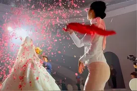 被爱总是值得记录的#撒花嬷嬷 #撒花 #撒花瓣小姐姐 #婚礼 #婚礼那天视频封面