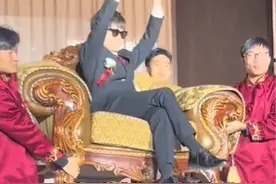 婚礼现场，新郎坐在300多斤的实木沙发上，被伴郎团抬着霸气入场#婚礼@驻马店网 @天中晚报视频封面
