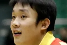 丁彦雨航职业生涯首战对手正是龙狮队，兜兜转转，如今回来，丁彦雨航加盟广州龙狮队！而他也从当年于嘉老师口中的18岁小将变成了31岁的成熟球员！#丁彦雨航 #中国男篮 #丁彦雨航加盟广州龙狮 #抖音篮球季 #上热门 @DOU+小助手视频封面